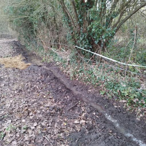 Curage de fossé en normandie pour assécher un pré